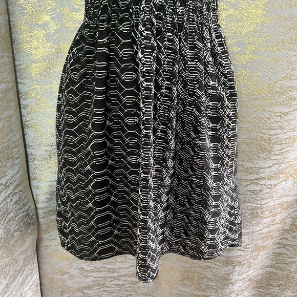 Guess Black/White Abstract Elastic Waist V-Neck A-Line Dress Size M - Picture 6 of 17